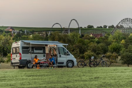 Wohnmobil vorm Erlebnispark Tripsdrill | HeilbronnerLand | Wohnmobiltouren in Baden-Württemberg