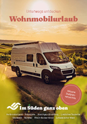 Ein Wohnmobil steht vor Weinbergen.