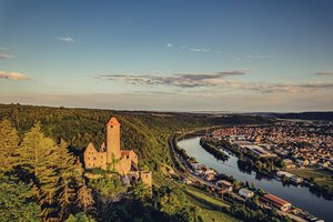 Blick auf Burg Hornberg und das romantische Neckartal | Wohnmobiltouren Baden-Württemberg | Odenwald | @ Chris Frumolt