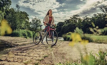 Fahrradfahrerin inmitten schöner Natur | HeilbronnerLand | Wohnmobiltouren in Baden-Württemberg